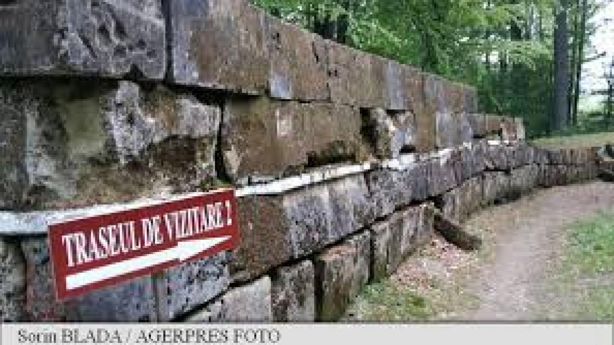 Hunedoara: Un bărbat a fost amendat după ce a intrat cu mașina pe o zonă pietonală a cetății Sarmizegetusa 