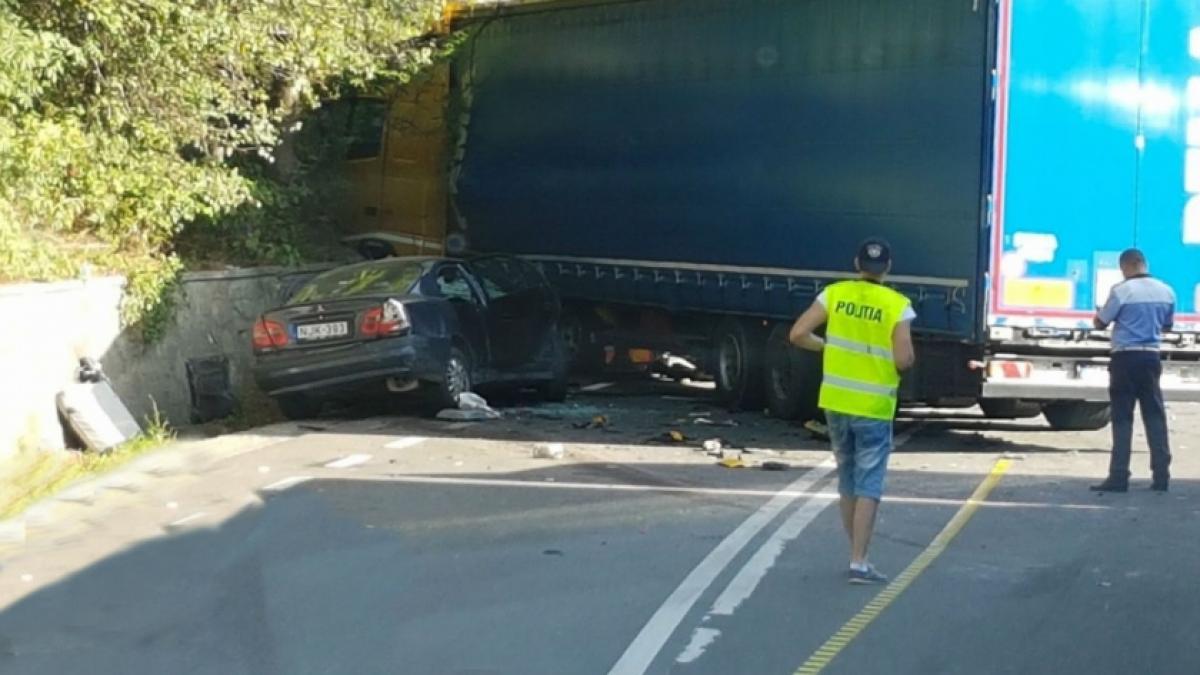 Accident TERIBIL pe DN1. Un autoturism a intrat în plin într-un TIR. Circulaţia este BLOCATĂ 