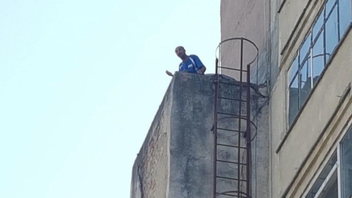 SCENE DE GROAZĂ la Ploieşti! Un tânăr cu handicap ameninţă că se aruncă în gol, de pe un bloc cu 7 etaje. Bărbatul are un MESAJ pentru autorităţi!