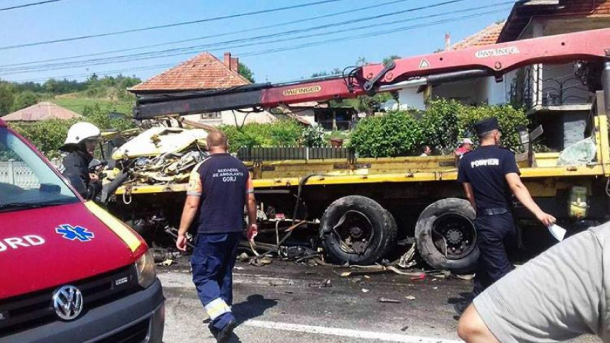 TRAGEDIE PE ŞOSEA. Doi MORŢI după ce o MACARA şi o AUTOBASCULANTĂ s-au lovit frontal 
