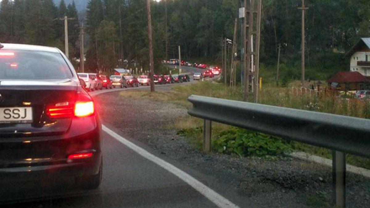 Infotrafic: Pe DN1A, pe ruta alternativă dinspre Ploieşti spre Braşov, se circulă în coloană