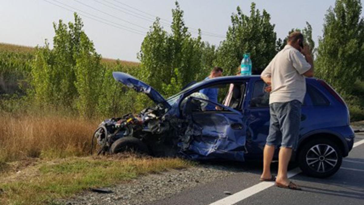 O mașină s-a lovit frontal cu un TIR pe DN79, accident soldat cu două victime