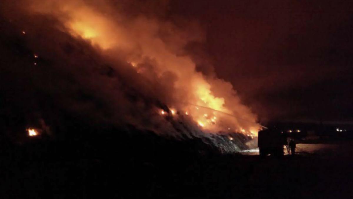 Bacău: Pompierii intervin de peste 20 de ore pentru stingerea unui puternic incendiu produs la groapa de gunoi