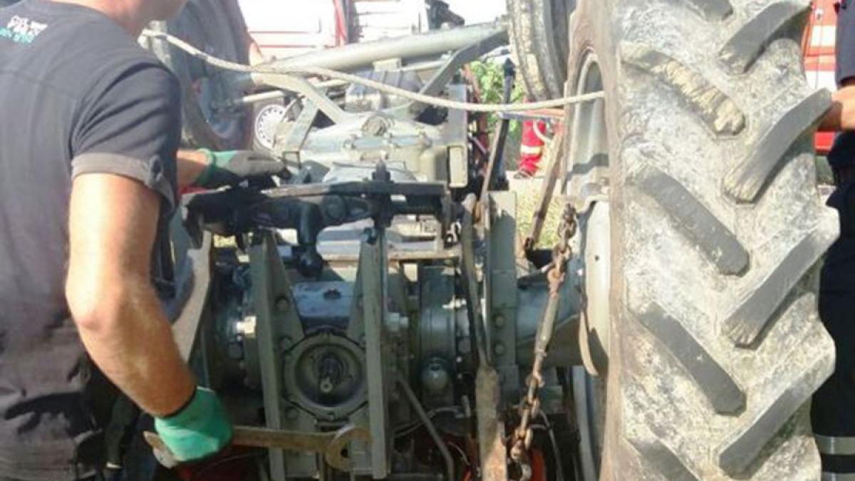 Neamţ: O persoană a murit strivită sub un tractor care s-a răsturnat