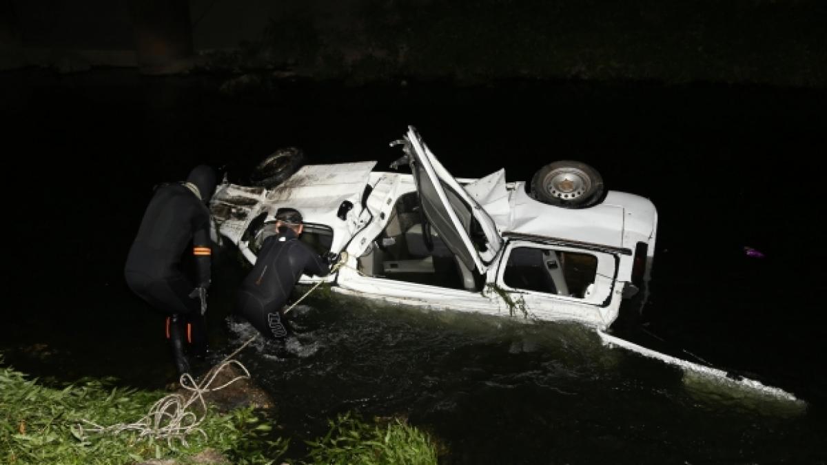 Accident TERIBIL în Capitală. Un microbuz a cazut in raul Dambovita. Sunt TREI MORŢI, între care un copil, şi ŞASE RĂNIŢI