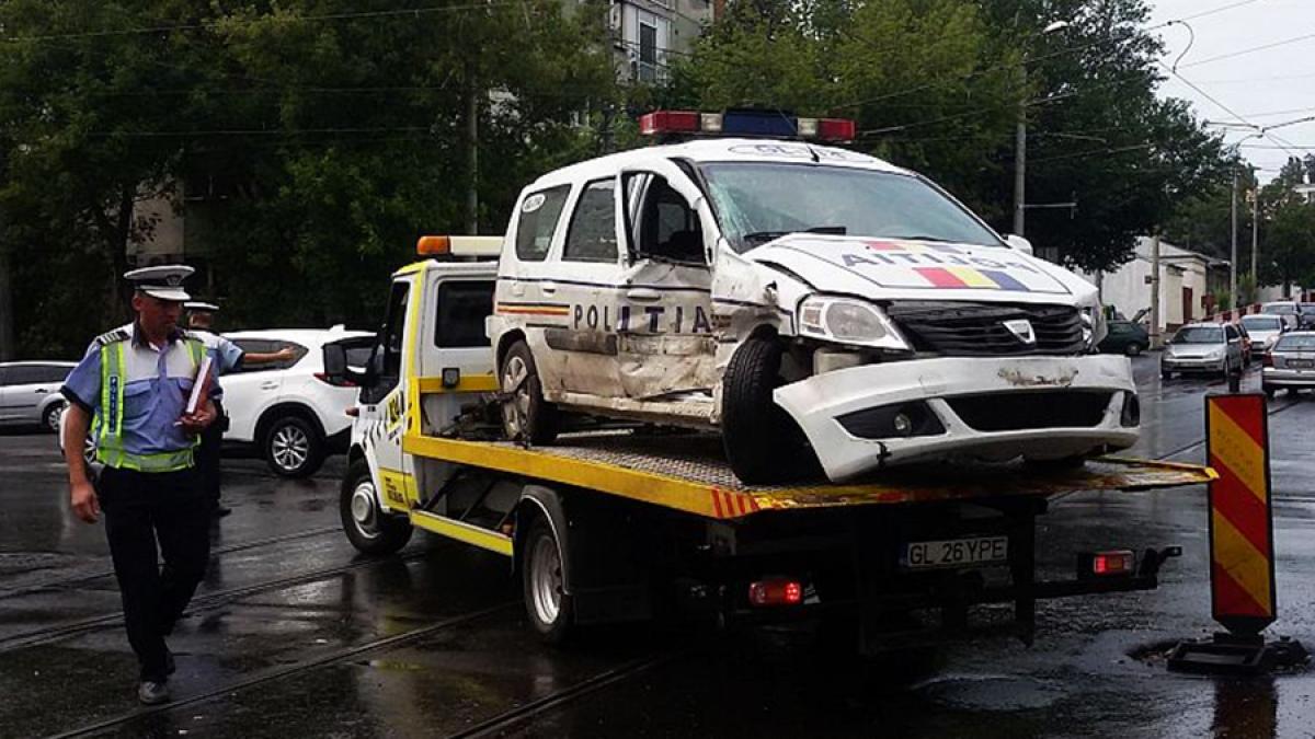 Galaţi: Maşină de poliţie, lovită în trafic de o Dacie papuc; accident soldat cu rănirea unuia dintre agenți