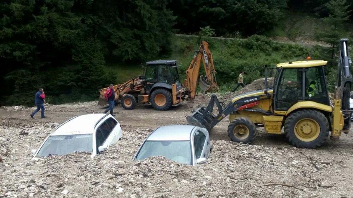 Zărnești - Două mașini au fost acoperite de un val de pietriș după o alunecare de teren