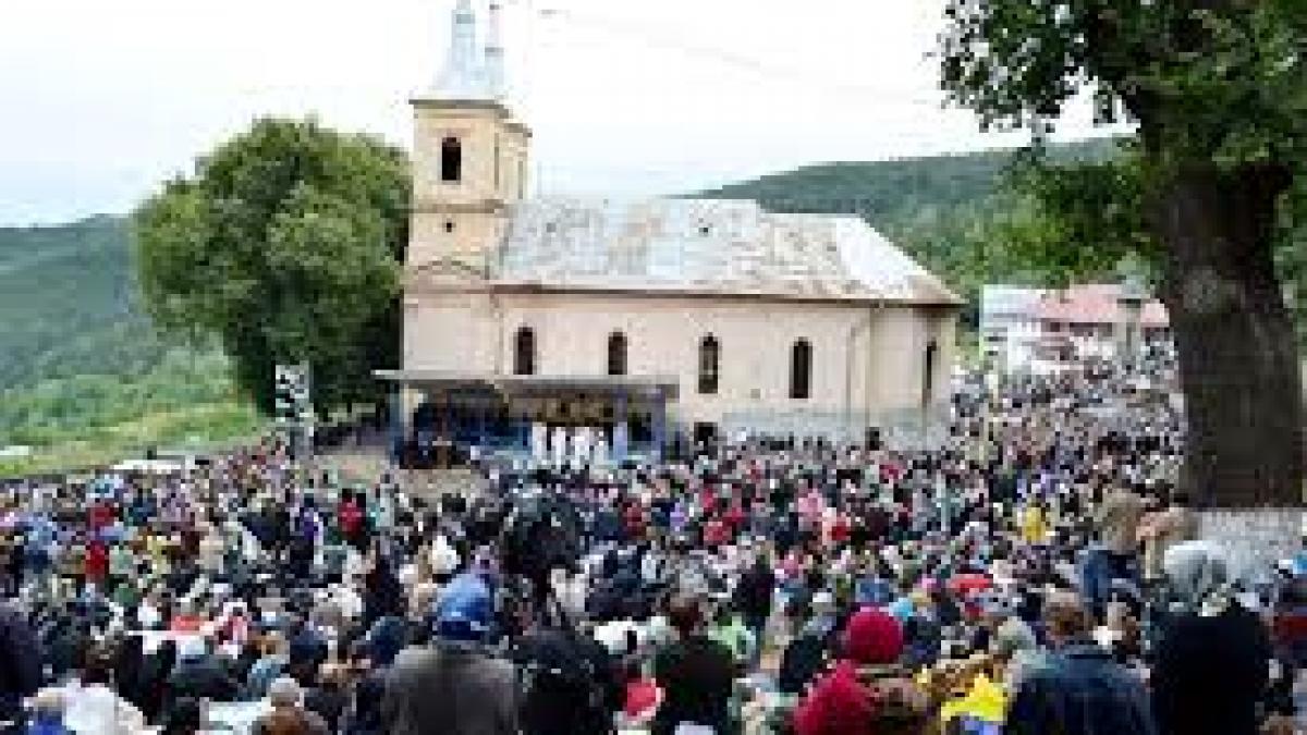 PELERINAJ la Mănăstirea Nicula. Peste 27.000 de credincioşi s-au adunat să ajungă la o icoană! Mai mult de 100 dintre ei au avut nevoie de îngrijiri medicale