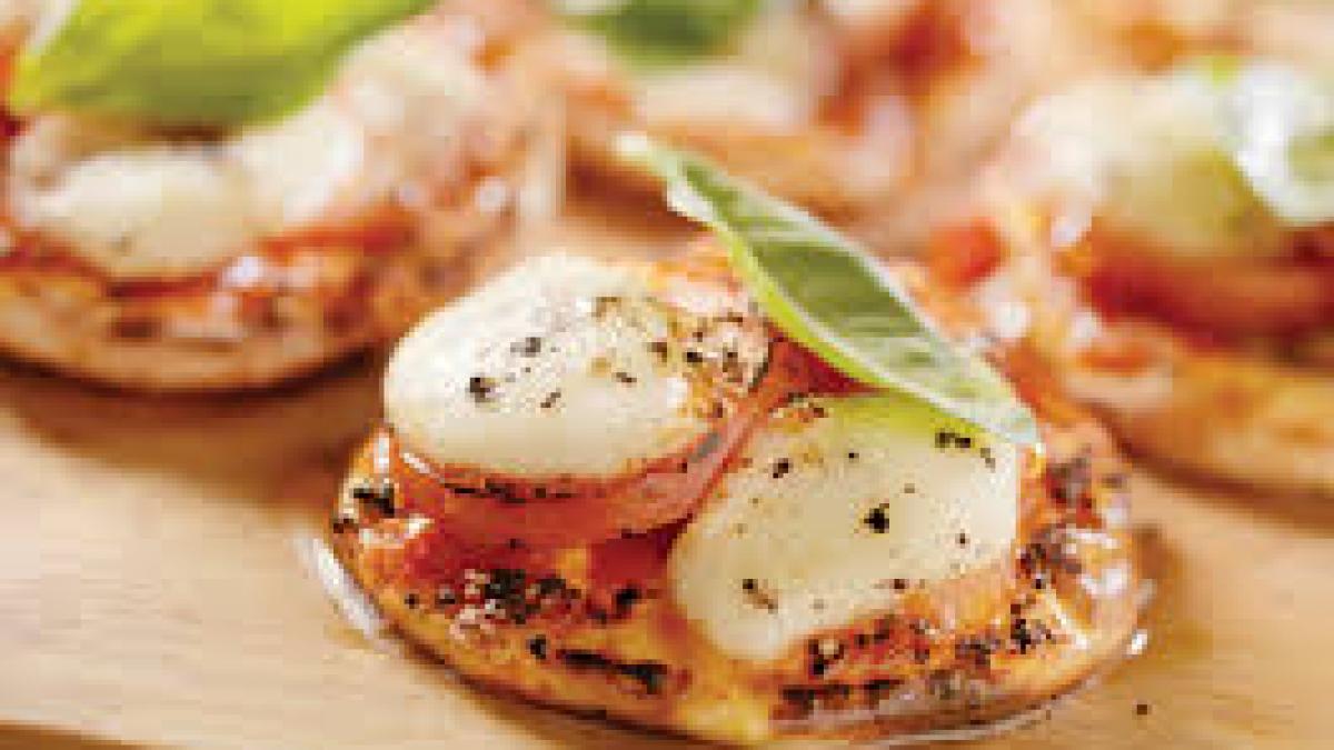 Rețeta zilei : Mini pizza cu anșoa și mozzarela