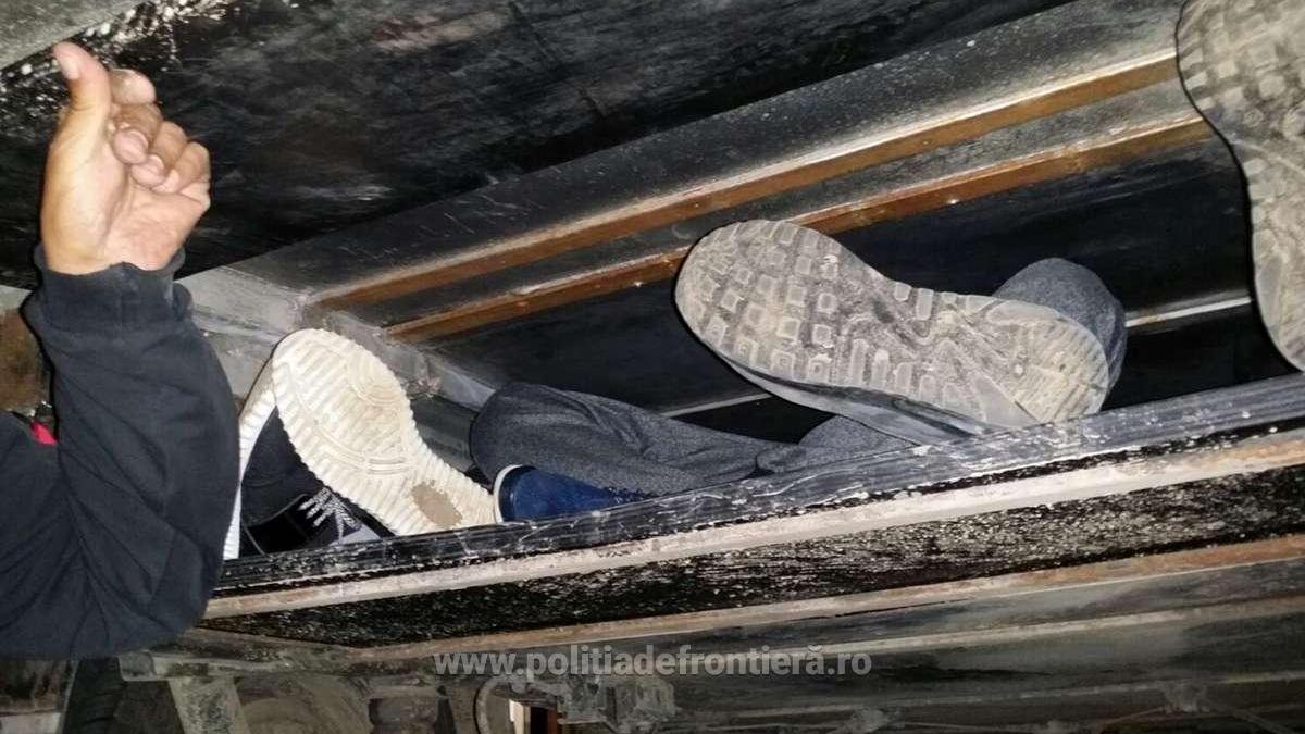 Un copil mic și alte 6 persoane, ascunși într-un loc riscant al unui vehicul, depistați la frontieră