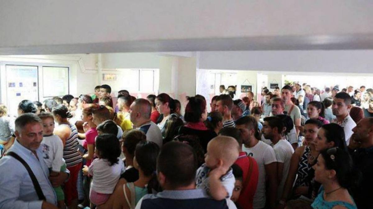 HAOS LA PAŞAPOARTE. Care este soluţia găsită de ministrul Carmen Dan pentru cozile interminabile de la ghişee