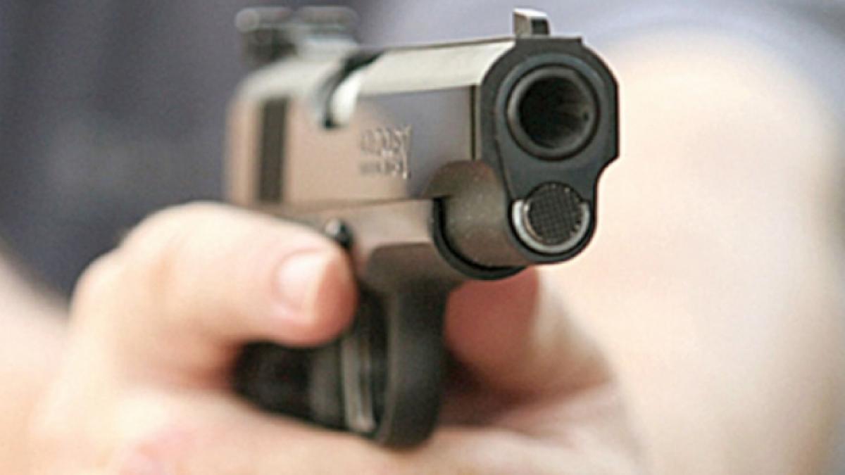 SCENE DE GROAZĂ în plină stradă, la Bacău! O femeie a fost lovită şi ameninţată cu pistolul. Doi jandarmi au intervenit în forţă, victima a fugit