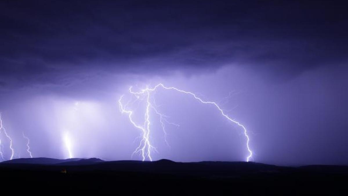 ANM: Cod galben de instabilitate atmosferică, în şapte judeţe din Muntenia şi Transilvania, până la ora 14:00