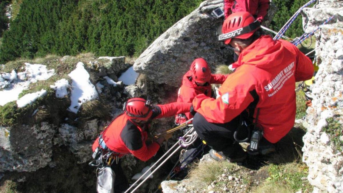 Şapte salvamontiști intervin de 12 ore pentru salvarea și recuperarea a doi turiști maghiari, care nu au respectat marcajul turistic și au ajuns într-o zonă periculoasă