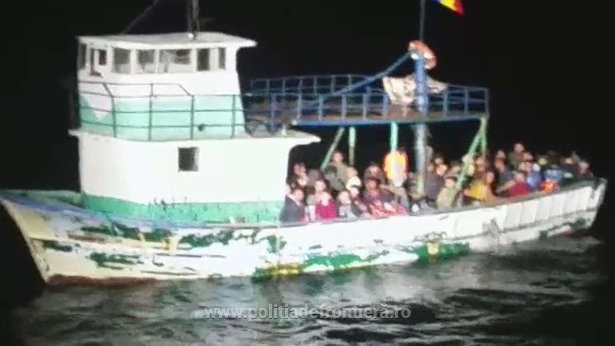 Pescador care transporta zeci de migranți, interceptat de Garda de Coastă