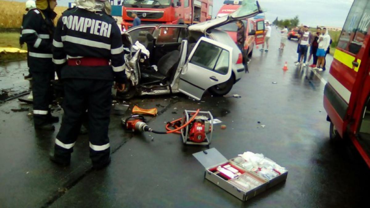 Accident CUMPLIT pe DN2. Un TIR a făcut praf două maşini. Trei persoane au murit și alte trei au fost rănite