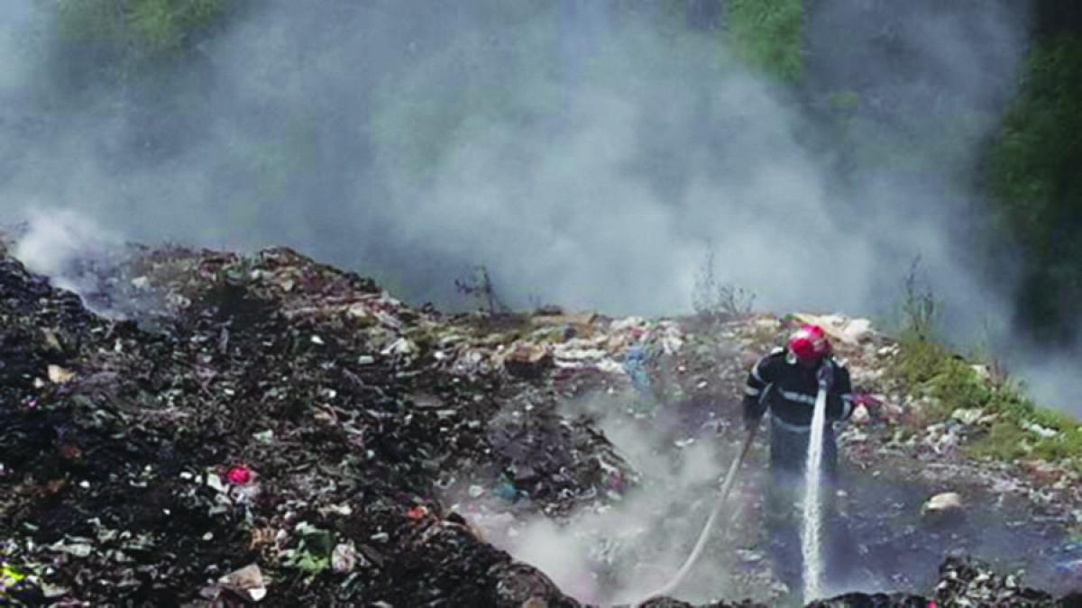 Controale la groapa de la Vâlcea care arde de nouă zile