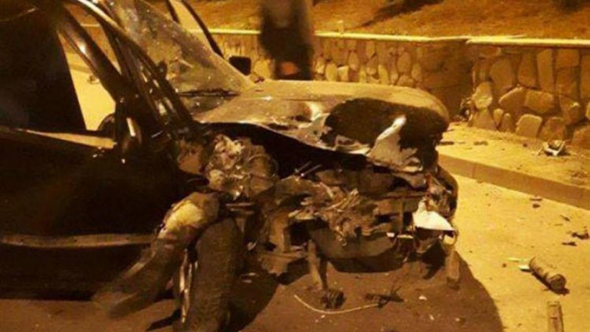 O maşină a fost distrusă complet după ce şoferul a intrat într-un stâlp în timpul unei curse ilegale
