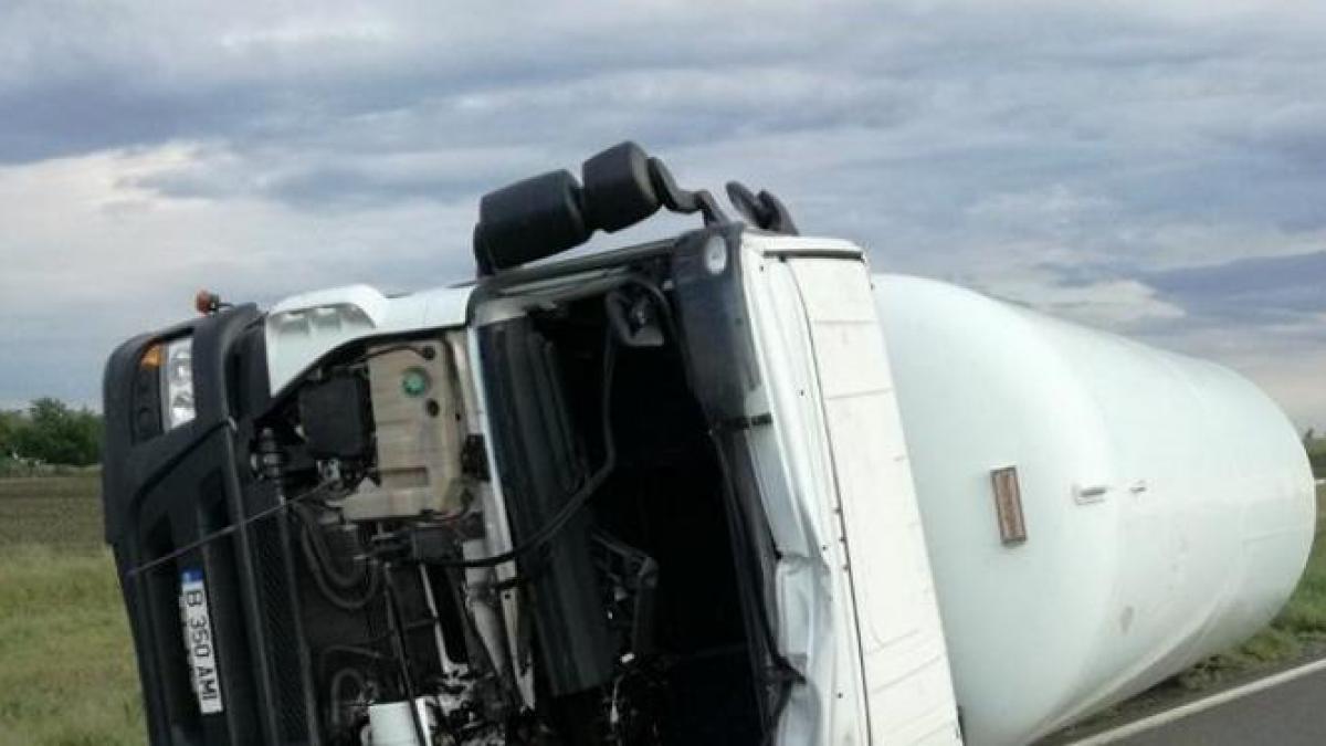 O cisternă încărcată cu GPL s-a răsturnat pe autostrada A1, în afara părţii carosabile