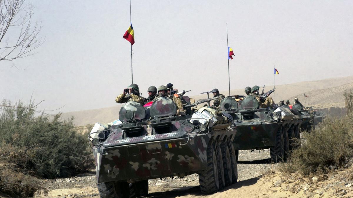 Militarii români din Afghanistan alături de echipa națională