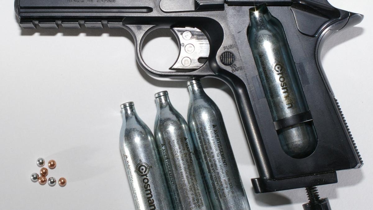 Un cuplu din Marea Britanie folosea un pistol cu capse pentru a-și pedepsi copiii