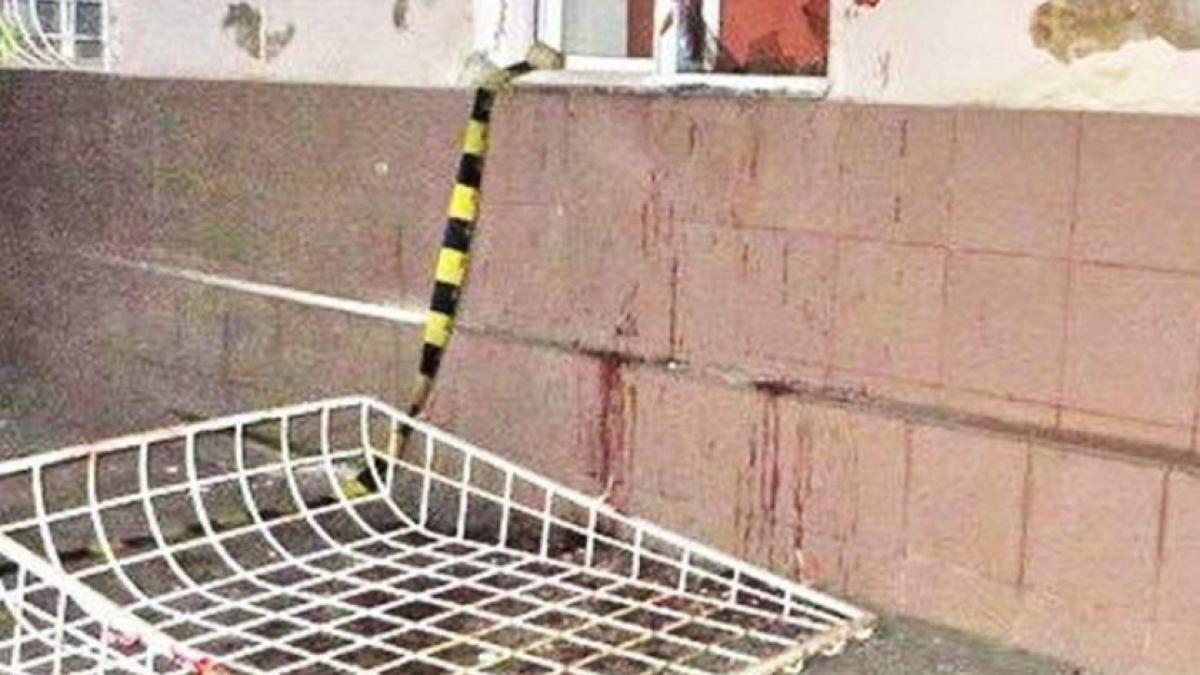 Scene sângeroase la un spital! Un bărbat s-a tăiat pentru a fi internat, după ce paznicii i-au interzis să îşi viziteze o rudă!