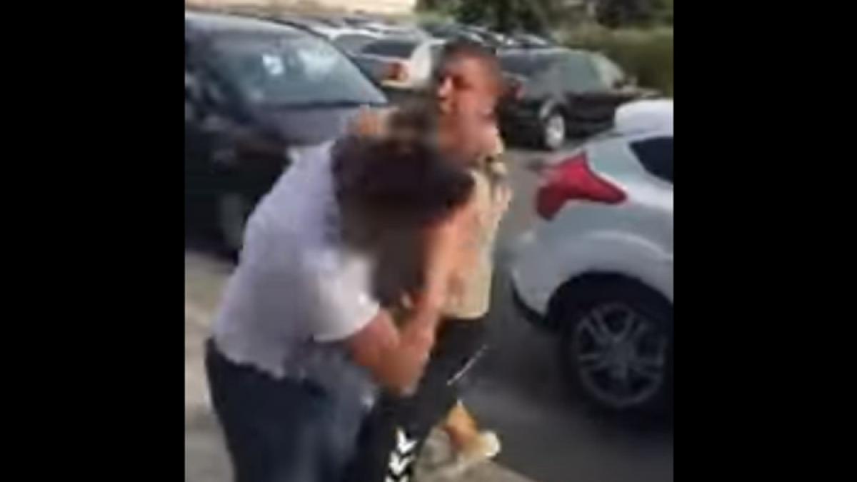 video bataie cu pumni si picioare intre doi soferi in parcarea unui mall