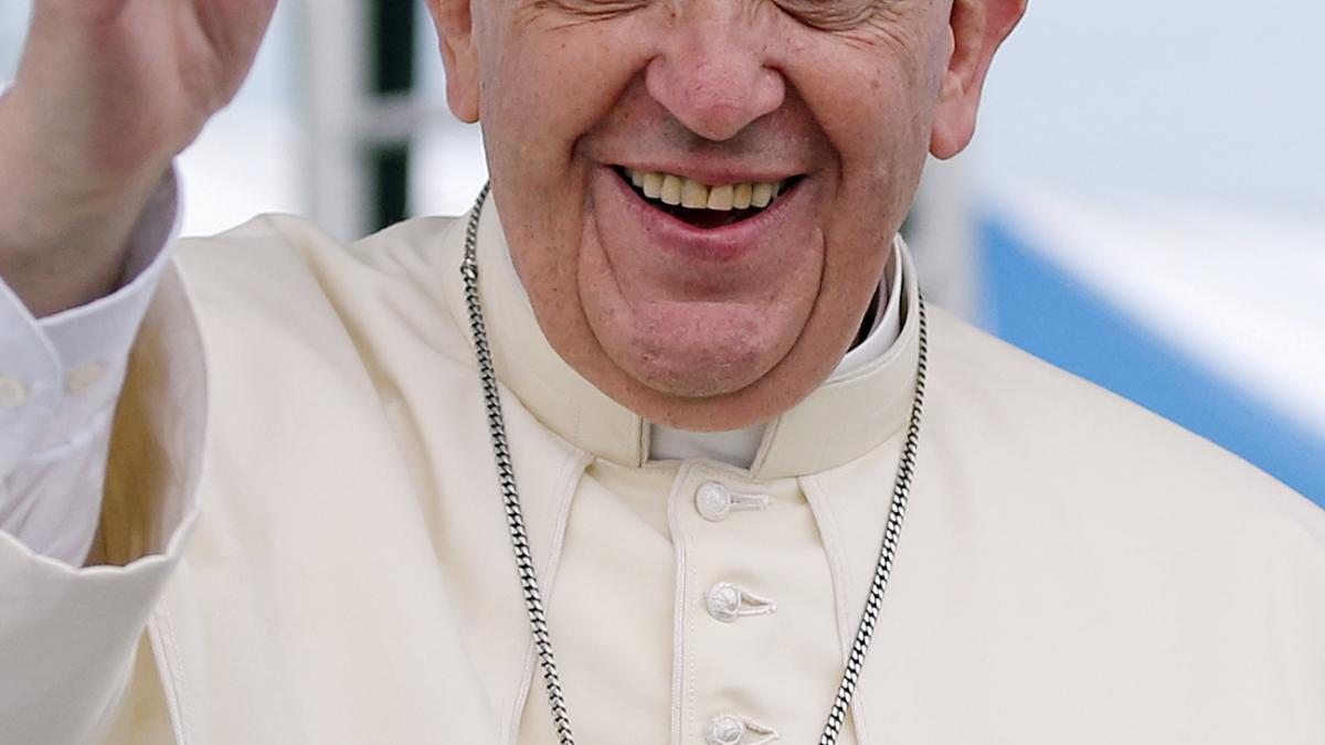 papa francisc s a ales cu un ochi vanat in ultima sa zi in columbia