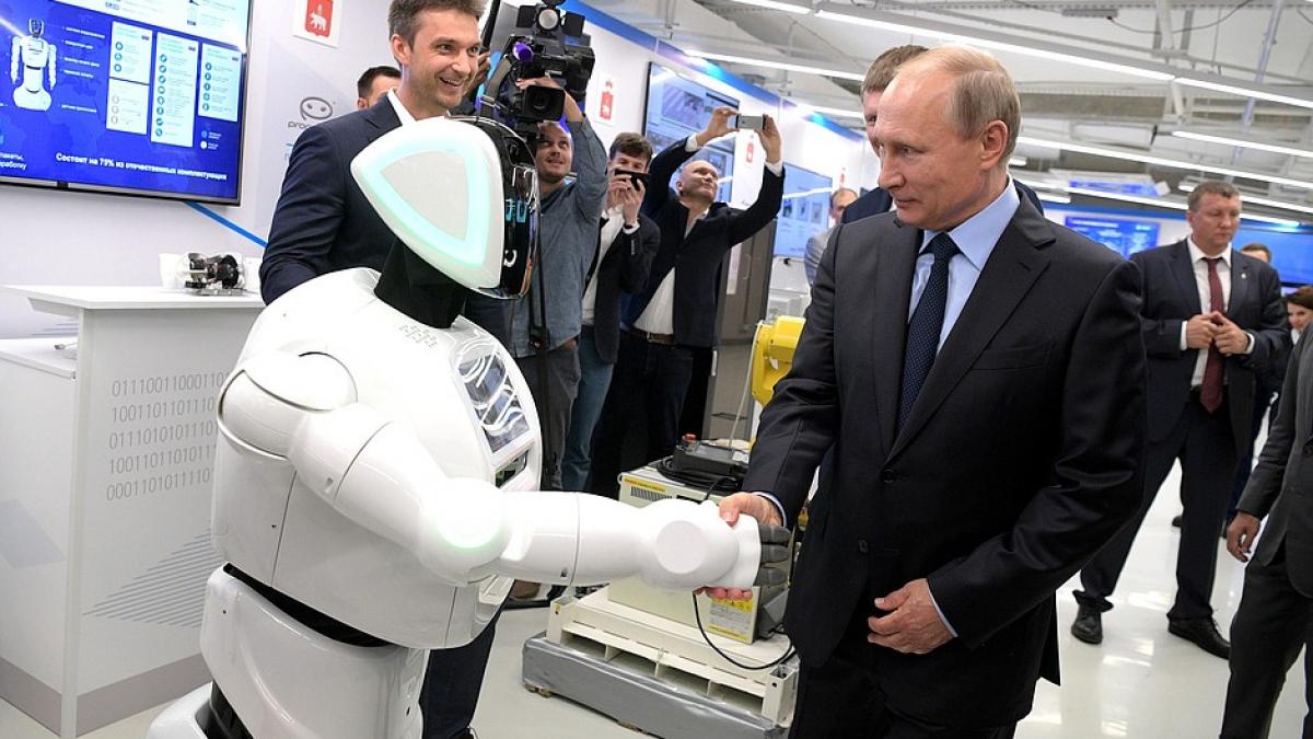 video putin a dat mana cu un robot in timpul vizitei la o companie it