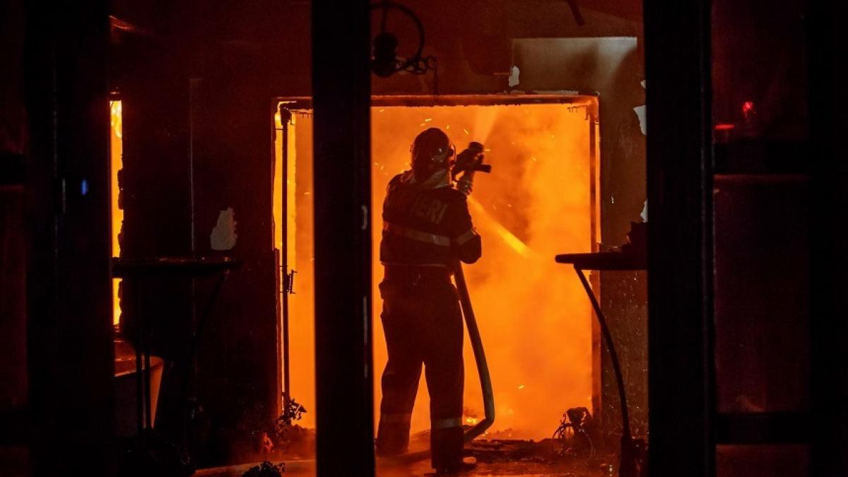 3 pompieri au intrat într-un apartament cuprins de foc pentru a salva un bărbat