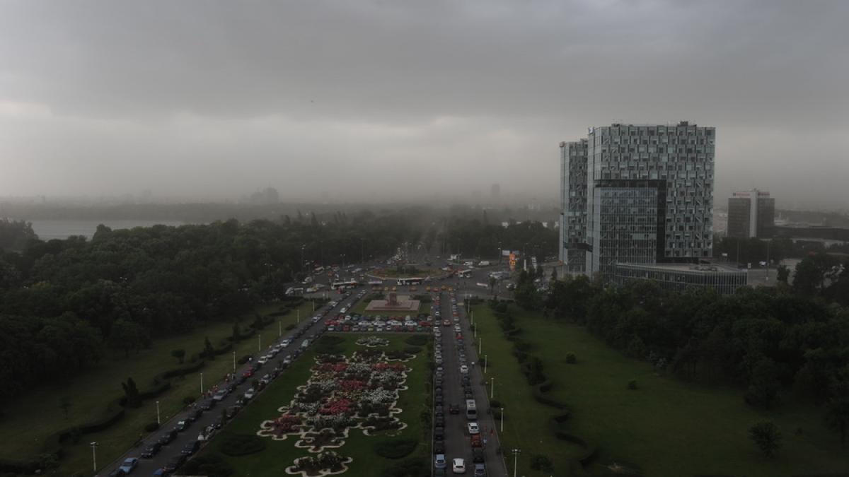 Școlile din Capitală vor termina cursurile la ora 17 din cauza condițiilor meteo. Bucureștenii sunt rugați să nu mai iasă din casă după ora 18