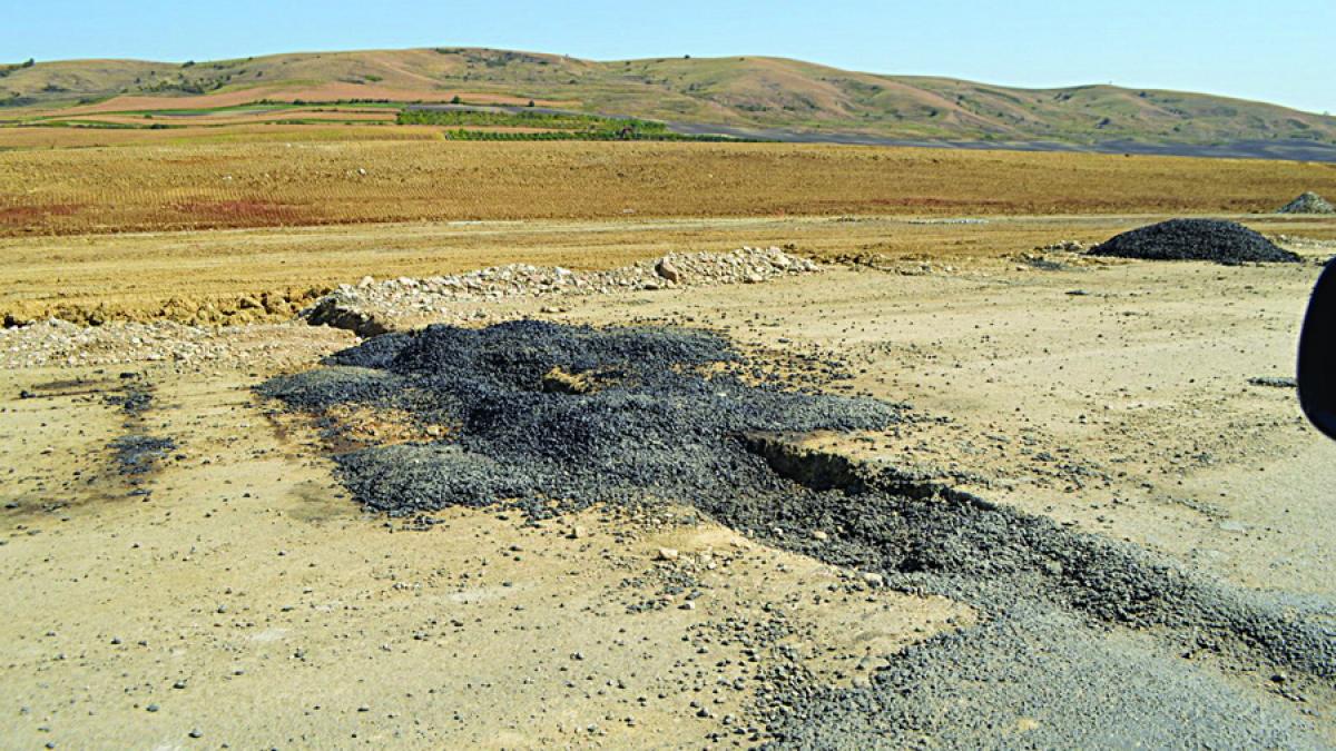 pamantul o ia la vale peste o bucata din autostrada sebes turda