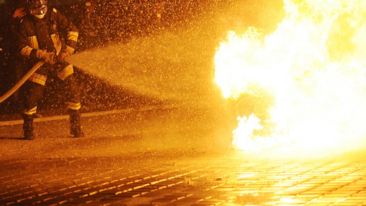 6 case au ARS într-un INCENDIU VIOLENT din Sectorul 5 al Capitalei
