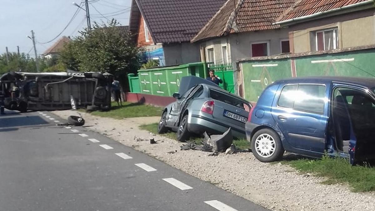 Bihor: Doi răniţi într-un accident cu patru autovehicule implicate, pe DN 1 Cluj - Oradea