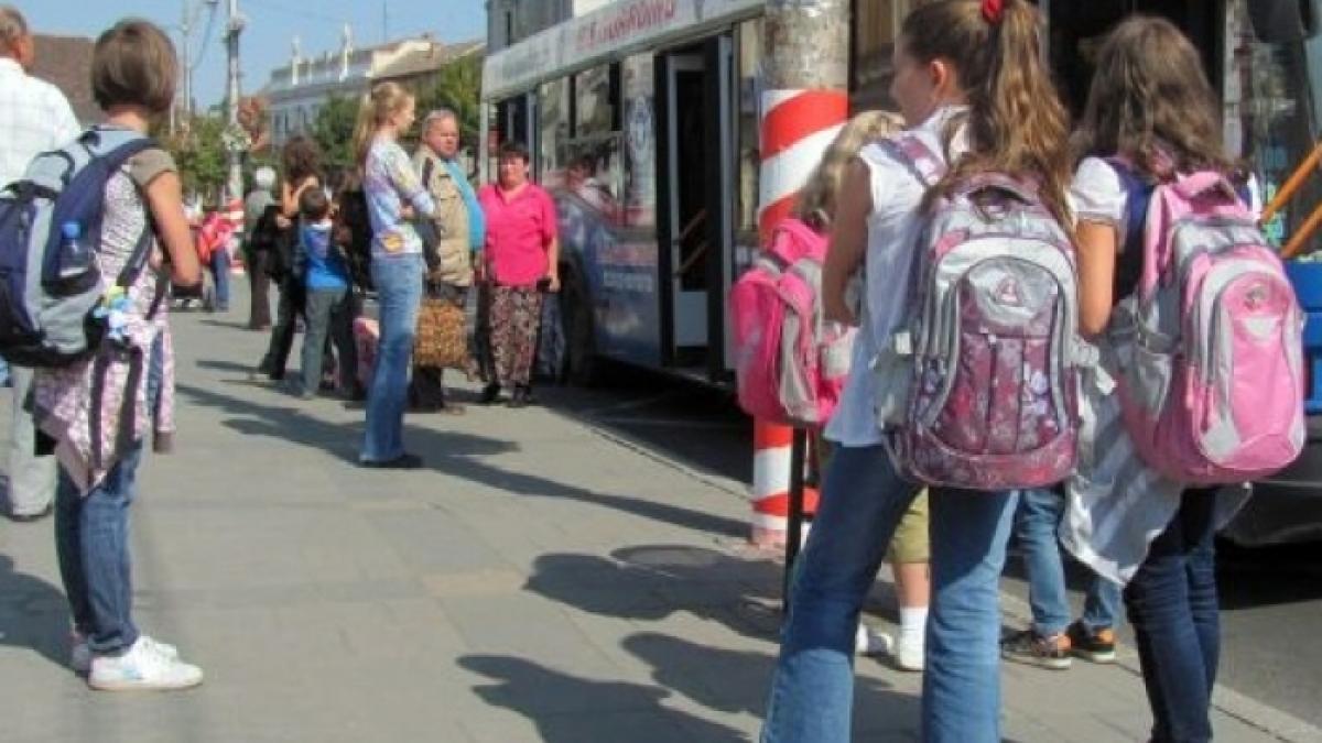 Proiect: Elevii ar putea beneficia de o reducere mai mare de 50% pentru transportul în comun
