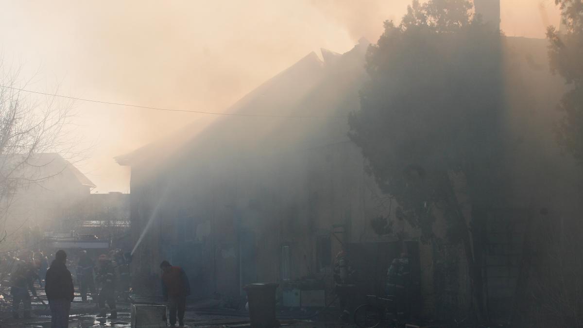 Un mort, 19 persoane intoxicate cu fum și un pompier rănit într-un incendiu din București