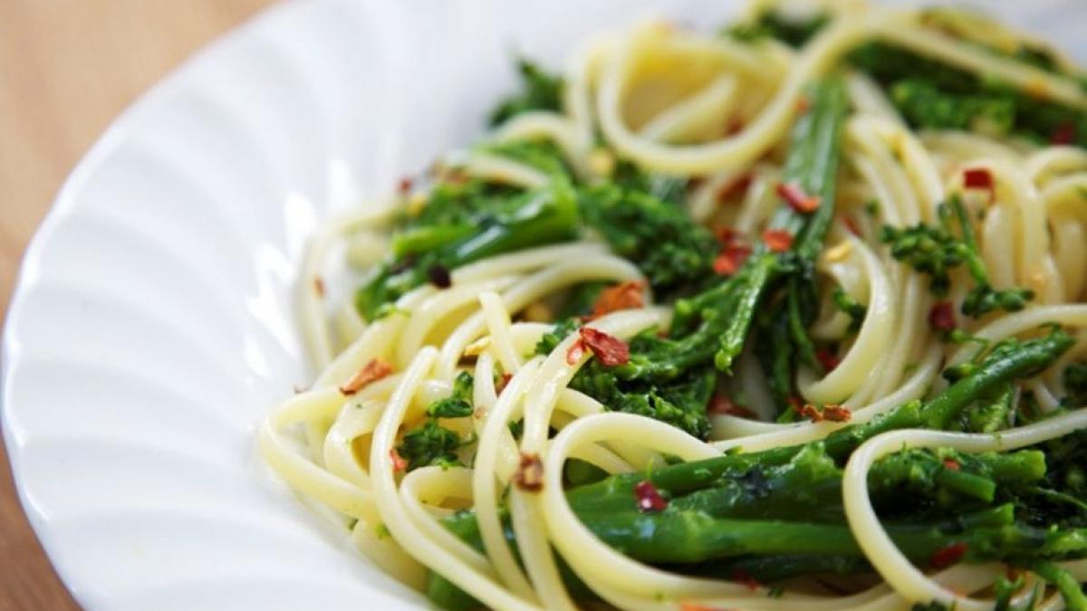 Rețeta zilei : Spaghete cu usturoi și broccoli