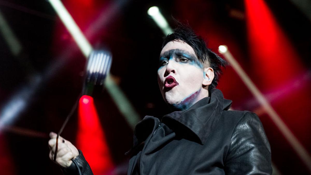 video marilyn manson strivit de un obiect de decor internat de urgenta in spital