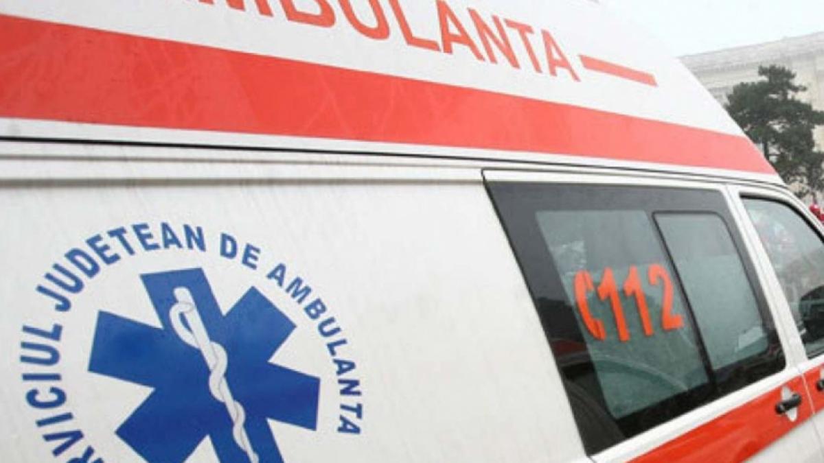 Hunedoara: Doi copii şi mama acestora au scăpat cu viaţă după ce maşina în care se aflau s-a prăbuşit într-o râpă adâncă de 10 metri