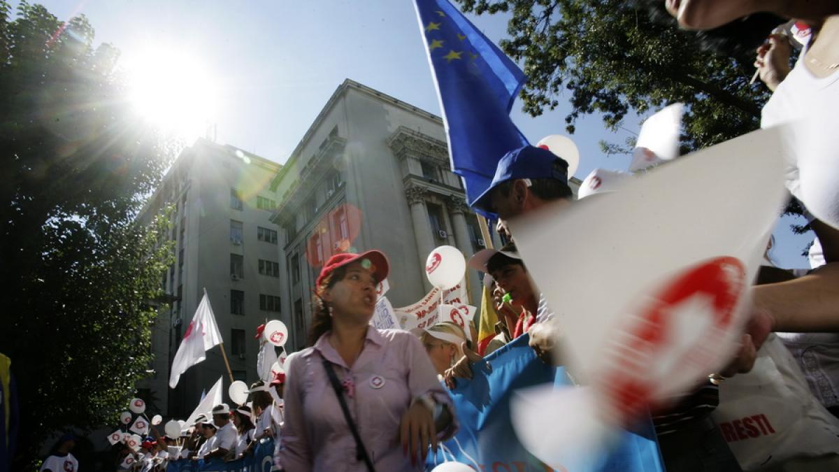 Sindicaliștii SANITAS protestează la Ministerul Muncii