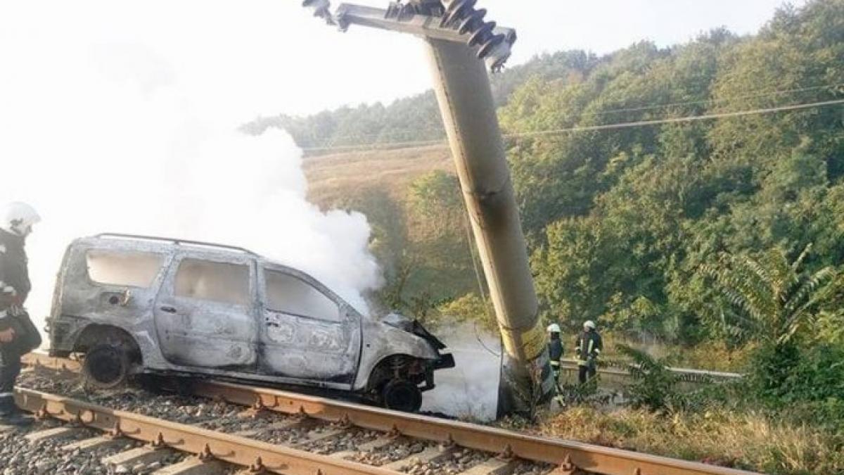 VIDEO - ACCIDENT GRAV - Un autoturism în flăcări, după ce a intrat într-un stâlp al liniei ferate