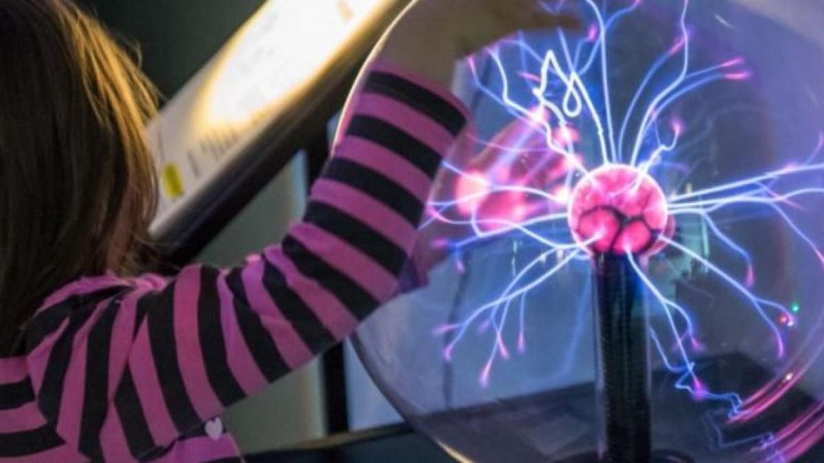 Copiii cu deficienţe de vedere şi auz pot învăța despre fenomenele ştiinţifice la Casa Experimentelor