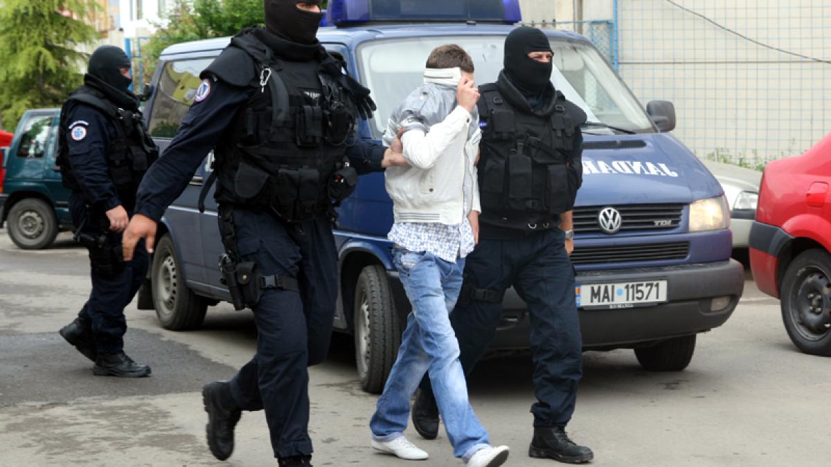 DIICOT: Un băiat de 16 ani arestat preventiv pentru șantaj și pornografie infantilă