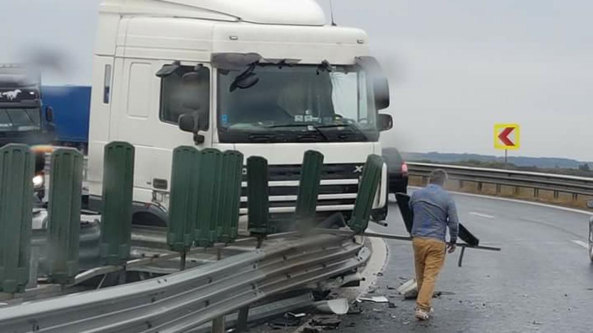 Un TIR a intrat în parapetul despărților de pe A 11