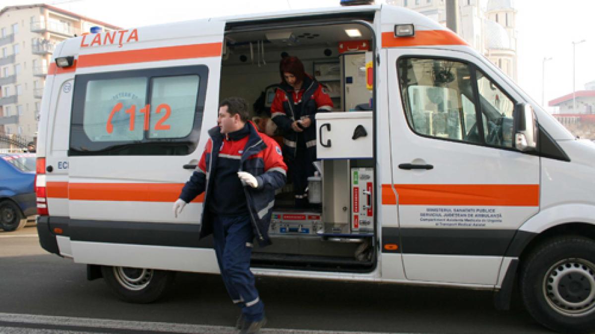 Bărbat internat în stare critică după ce a căzut de la etajul patru al unei clădiri