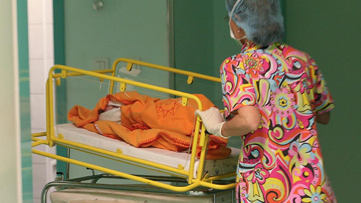Dramă pentru o tânără familie, după ce bebelușul a fost găsit mort de mamă. Care ar putea fi explicația