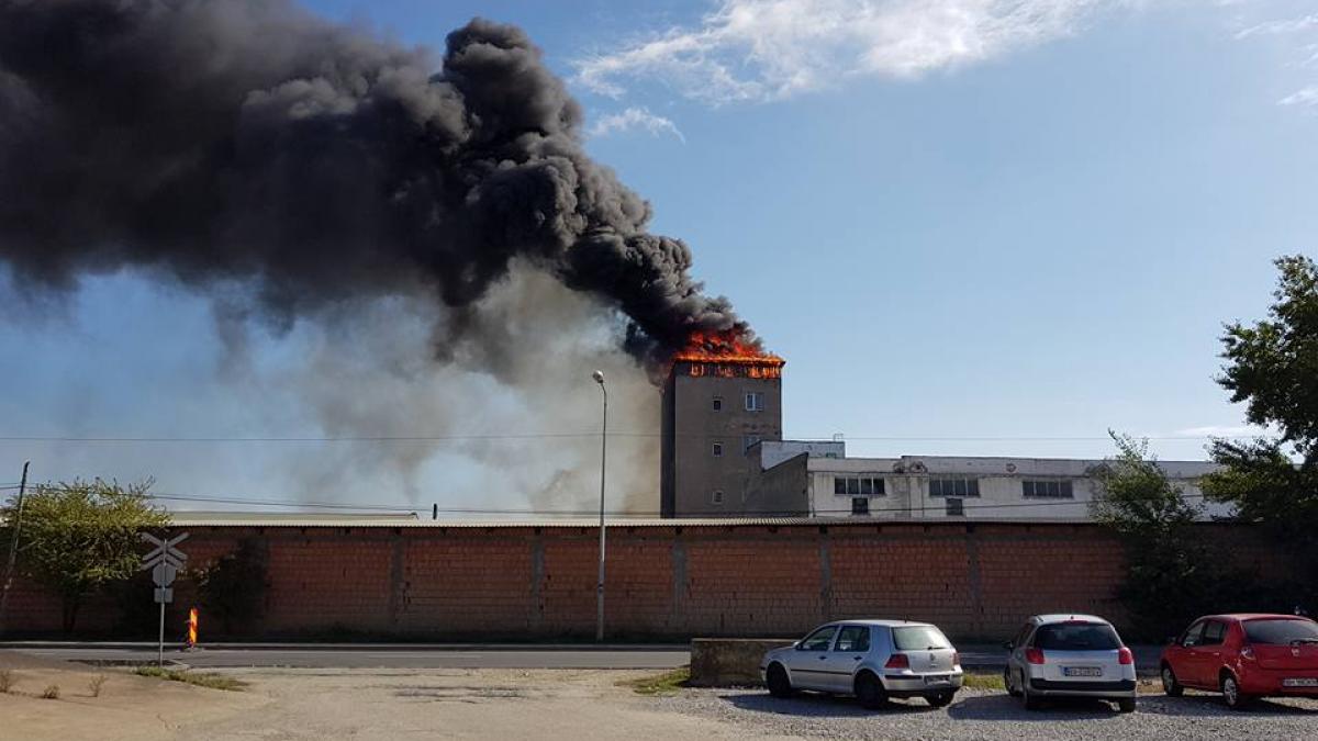 VIDEO - Incendiu puternic în zona industrială a municipiului Oradea, soldat cu rănirea unei persoane
