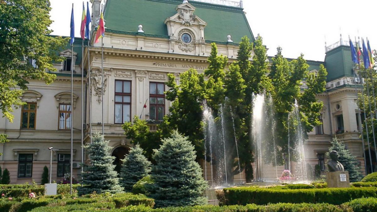 Incident la pelerinajul de Sfânta Parascheva! Un bărbat s-a urcat pe clădirea Primăriei Iaşului, în semn de protest