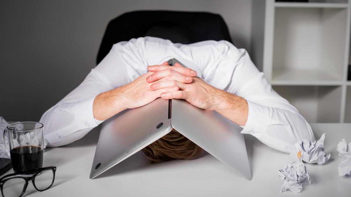 Românii se tratează de depresie pe internet