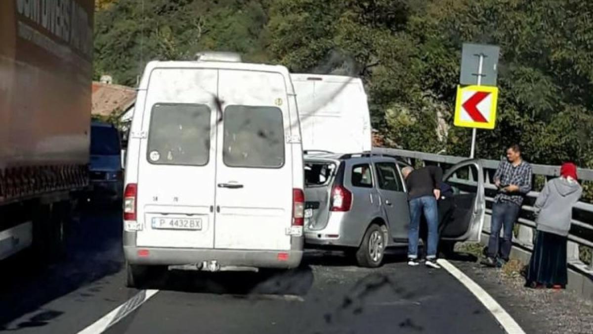 Valea Oltului, blocată din cauza unui carambol